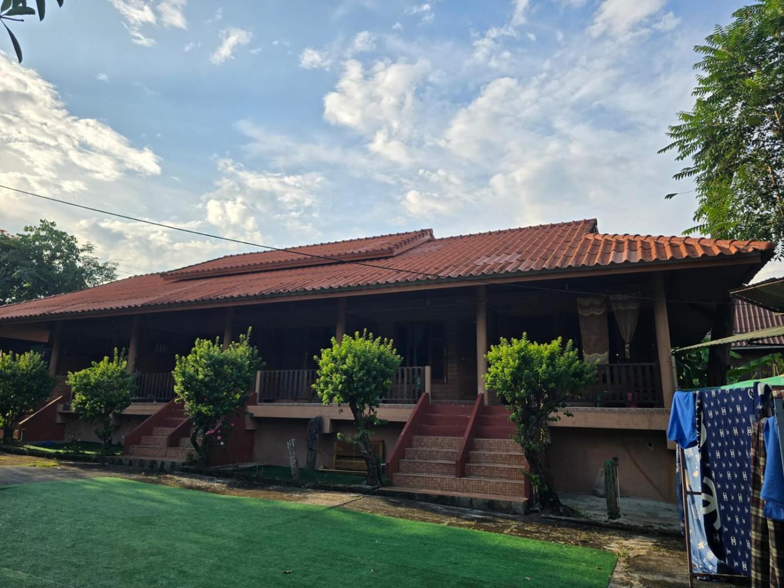 Sunny Family Garden House